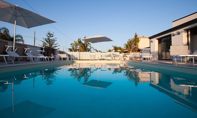 Fanusa Villa | Top-Rated Sunshine's House: Villa with Pool Near the Beach