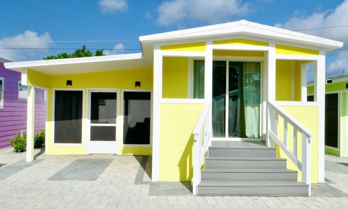 Southgate House | Inviting Sunshine Tiny Home in Pinecraft - Rated 10/10