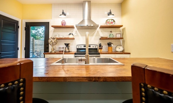 Downtown House | Sunshine Townhome - 1BR/1.5 BA 1 Block to Downtown Bryan