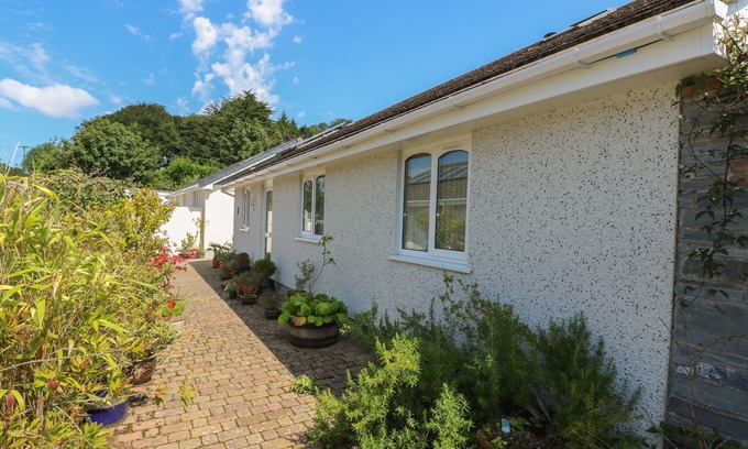Sticker House | Suntrap Hideaway: Pet-Friendly Retreat with Cozy Fireplace