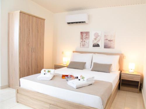 Petaloudes Apartment | Guest Rated 10/10: SunView Studio with Oceanfront Charm