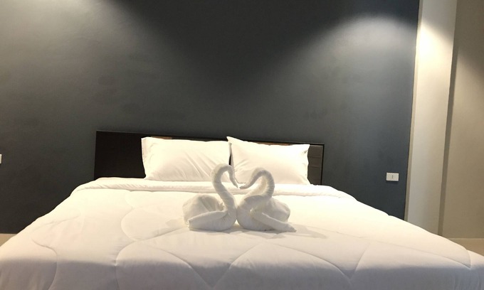 Nakhon Si Thammarat Hotel | Explore Supachai Inn: Family-Friendly Stay with Dining