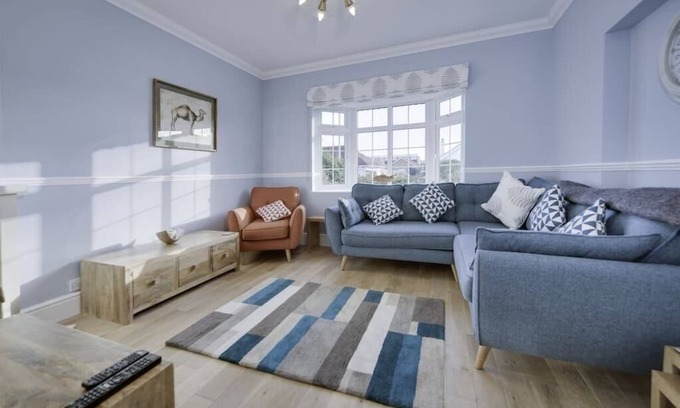 Rustington House | Family-Friendly 5 Bedroom Retreat in Rustington Awaits You