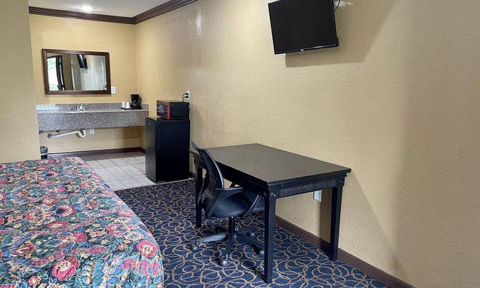 Carencro Hotel | Budget-Friendly Super 6 Inn with Breakfast & Family Amenities