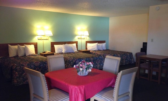 Siloam Springs Hotel | Budget-Friendly Super 7 Inn in Siloam Springs with Kitchen