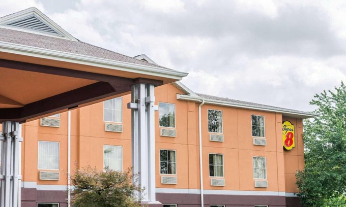 Mars Hotel | Cosy Super 8 by Wyndham in Pittsburgh Area with Hot Tub