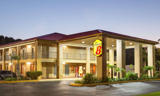 De Funiak Springs Hotel | Comfortable Stays at Super 8 by Wyndham Defuniak Springs