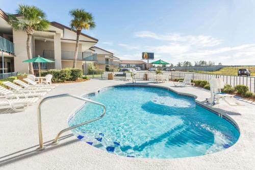 Adel Hotel | Discover Comfort at Super 8 by Wyndham Adel GA I-75