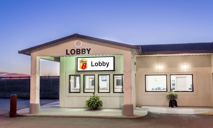 Adel Hotel | Comfortable Stay at Super 8 by Wyndham Adel GA I-75