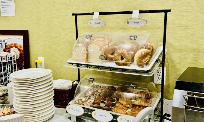 Ajax Hotel | Comfortable Stay at Super 8 by Wyndham Ajax/Toronto