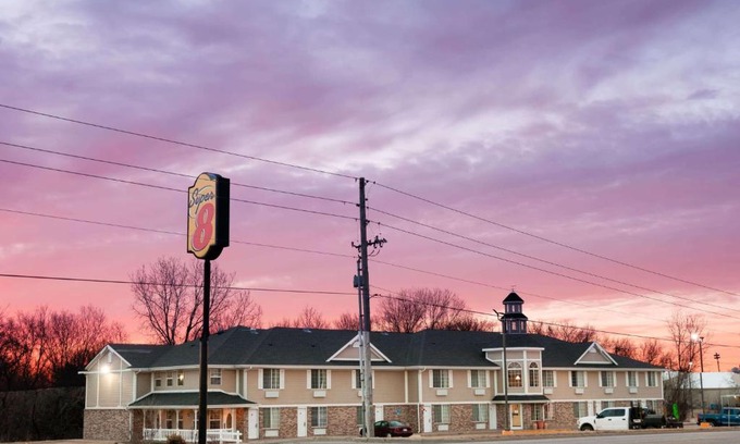 Arkansas City Hotel | Pet-Friendly Comfort at Super 8 by Wyndham Arkansas City