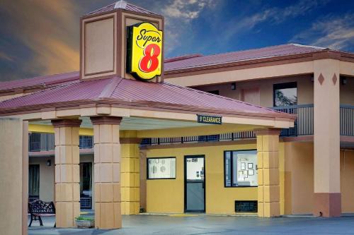 Athens Hotel | Pet-Friendly Super 8 by Wyndham Athens for Family Getaways