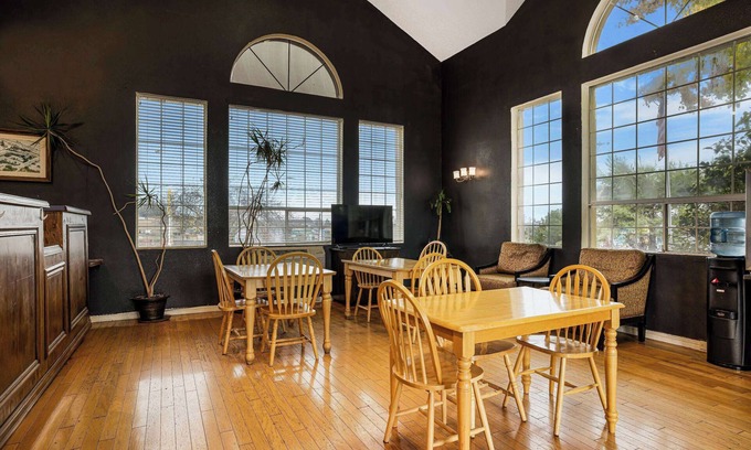 North Auburn Hotel | Budget-Friendly Stay at Super 8 by Wyndham Auburn