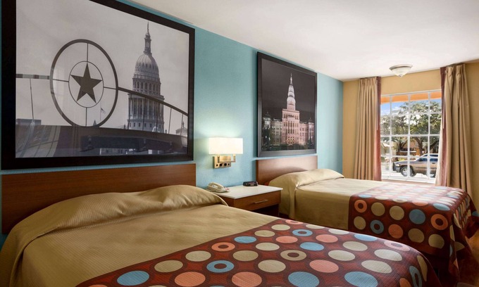 Swede Hill Hotel | Convenient Stay at Super 8 by Wyndham Austin Downtown