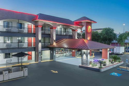 North Loop Hotel | Comfortable Stay at Super 8 by Wyndham Austin University