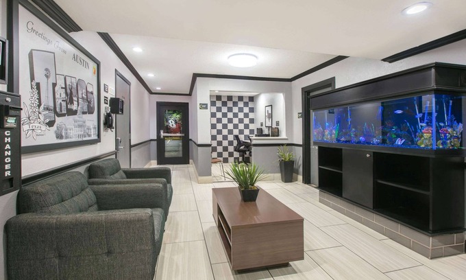 North Loop Hotel | Budget-Friendly Stay at Super 8 by Wyndham Austin