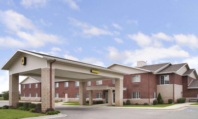 Ava Hotel | Pet-Friendly Retreat at Super 8 by Wyndham Ava