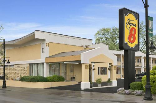 Belleville Hotel | Cozy Super 8 by Wyndham Belleville - Pet and Child Friendly