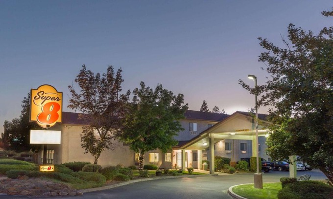 Old Farm District Hotel | Pet-Friendly Getaway at Super 8 by Wyndham Bend