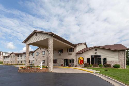 Big Rapids Hotel | Budget-Friendly Stay at Super 8 by Wyndham Big Rapids