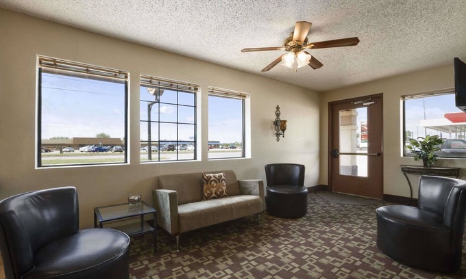 Blackwell Hotel | Budget-Friendly Stay at Super 8 by Wyndham Blackwell