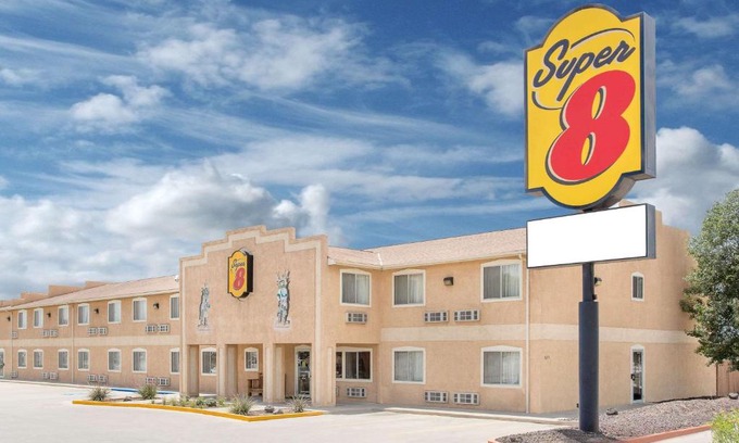 Bloomfield Hotel | Pet-Friendly Comfort at Super 8 by Wyndham Bloomfield