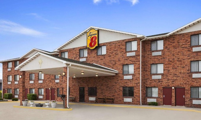 Bowling Green Hotel | Comfortable Stay at Super 8 by Wyndham Bowling Green