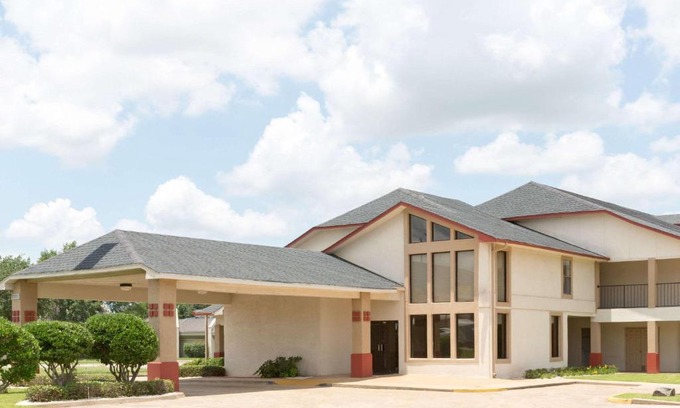 Bossier City Hotel | Budget-Friendly Super 8 by Wyndham in Bossier City