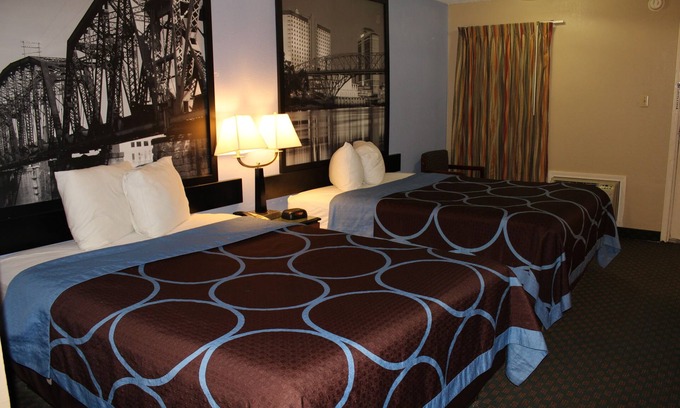Bossier City Hotel | Cozy Super 8 by Wyndham in Bossier City with Breakfast
