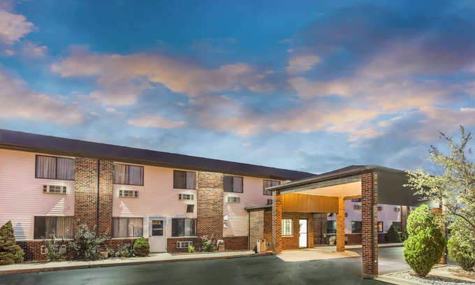 Bourbonnais Hotel | Comfortable Stay at Super 8 Bourbonnais/Kankakee Area