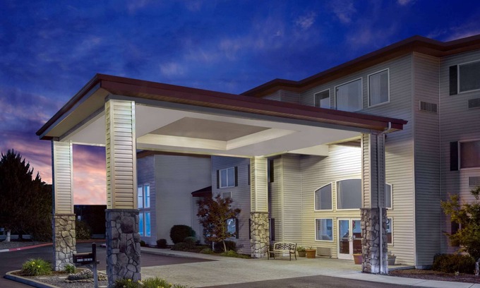 Medford Hotel | Comfortable Stay at Super 8 by Wyndham Central Pt Medford