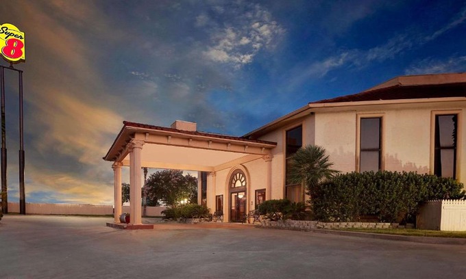 Northwest Corpus Christi Hotel | Comfortable Stay at Super 8 by Wyndham in Corpus Christi