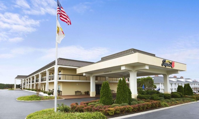 Calhoun Hotel | Budget-Friendly Stay at Super 8 by Wyndham Calhoun