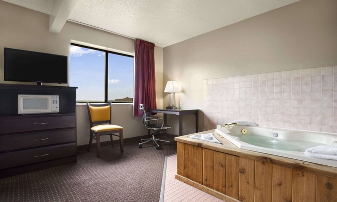 Cameron Hotel | Comfort Meets Convenience at Super 8 by Wyndham Cameron