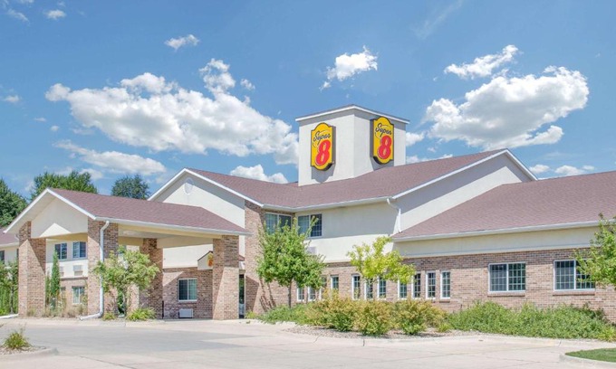 Cedar Falls Hotel | Pet-Friendly Super 8 Hotel in Cedar Falls with Pool Access
