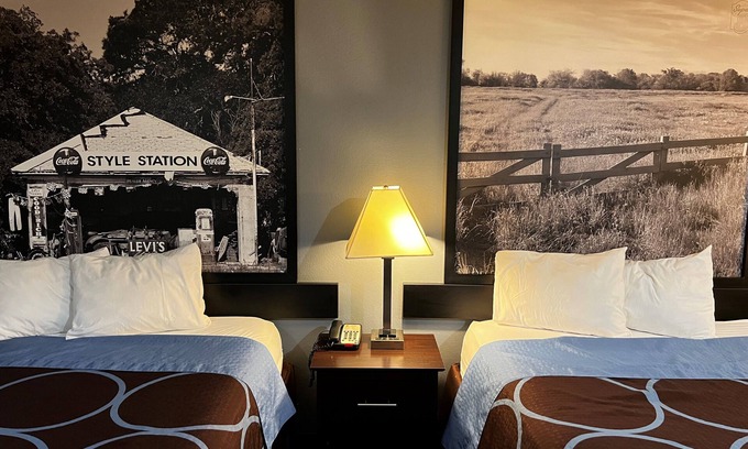 Center Hotel | Budget-Friendly Super 8 by Wyndham Center with Breakfast