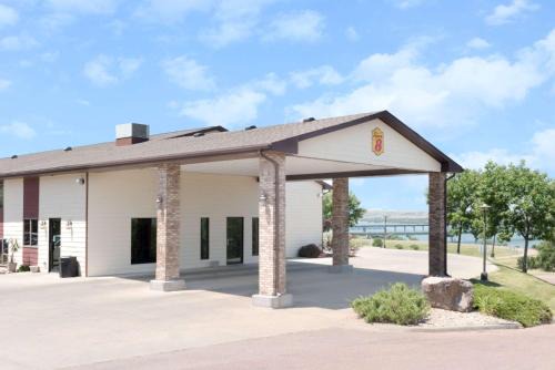 Chamberlain Hotel | Pet-Friendly Stay at Super 8 by Wyndham Chamberlain SD