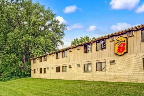 Chaska Hotel | Budget-Friendly Stay at Super 8 by Wyndham Chaska