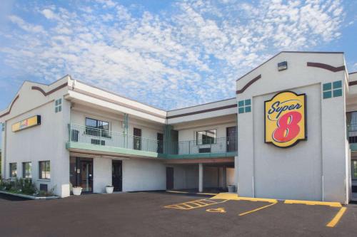 River Grove Hotel | Budget-Friendly Super 8 by Wyndham Chicago/Rosemont