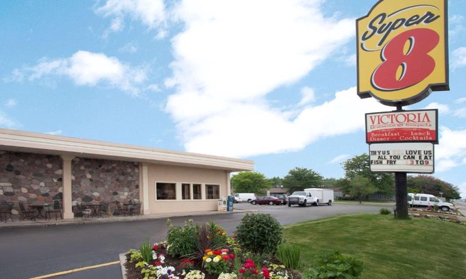 Melrose Park Hotel | Comfortable Stay at Super 8 by Wyndham Chicago Northlake