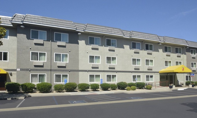 Chico Hotel | Comfortable Stay at Super 8 by Wyndham Chico with Pool & Spa