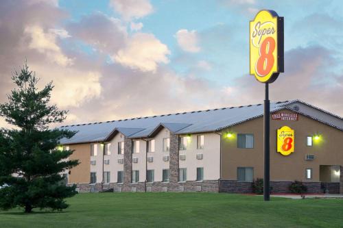 Chillicothe Hotel | Budget-Friendly Stay at Super 8 by Wyndham Chillicothe
