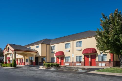Claremore Hotel | Pet-Friendly Super 8 by Wyndham Claremore - Rated 8.1/10