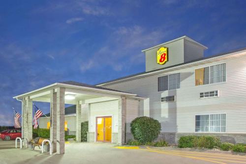 Clarinda Hotel | Pet-Friendly Getaway at Super 8 by Wyndham Clarinda