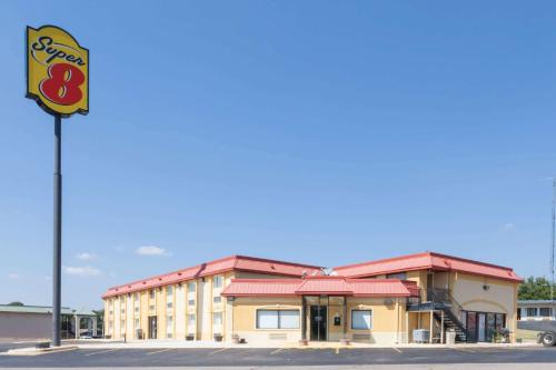 Clinton Hotel | Comfortable Stay at Super 8 by Wyndham Clinton, Rated 8.3/10