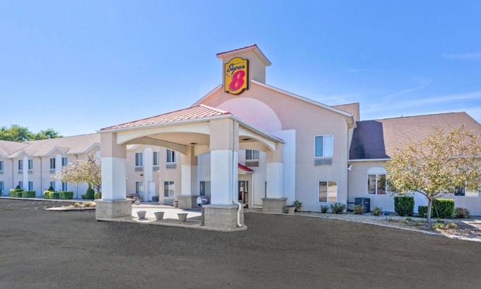 Cloverdale Hotel | Pet Friendly Super 8 by Wyndham Cloverdale - Family Fun Awaits