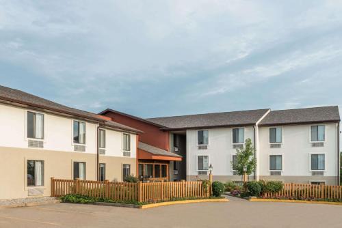 Columbia Hotel | Budget-Friendly Stay at Super 8 by Wyndham Columbia