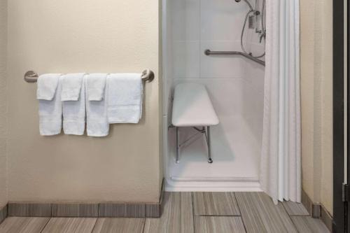 Akron Hotel | Convenient Stays at Super 8 by Wyndham Copley Akron