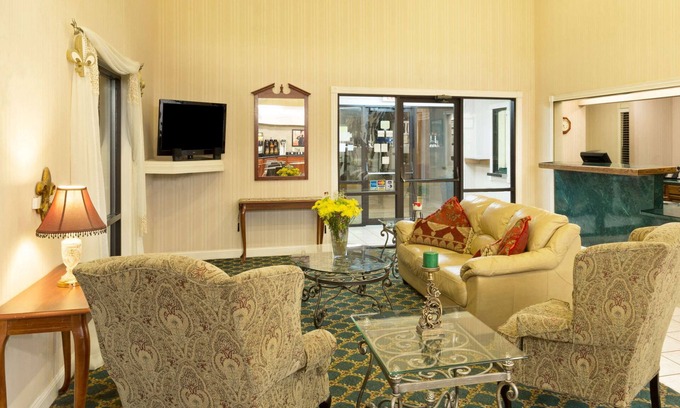 Covington Hotel | Comfortable Stay at Super 8 by Wyndham Covington Hotel