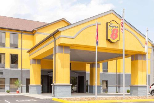 Crossville Hotel | Comfortable Stay at Super 8 by Wyndham Crossville TN